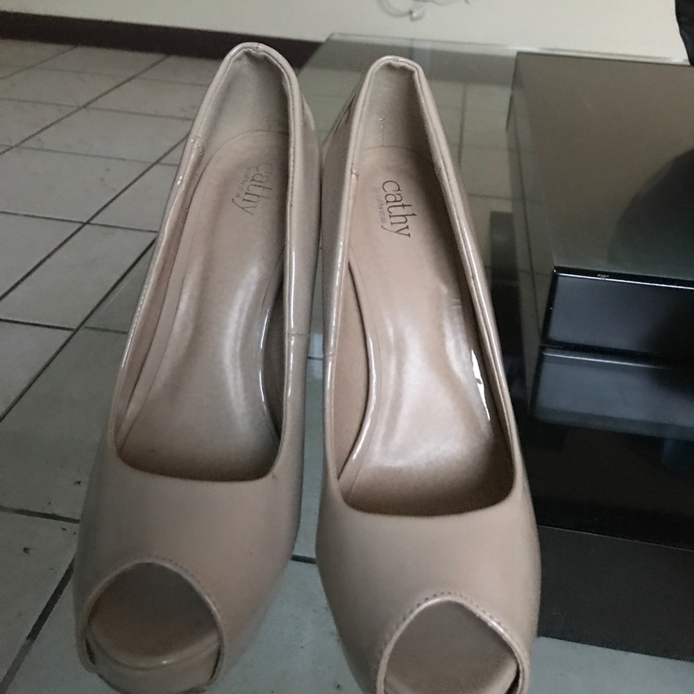 Nude pumps
